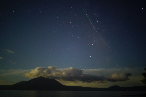 写真：支笏湖ペルセウス座流星群